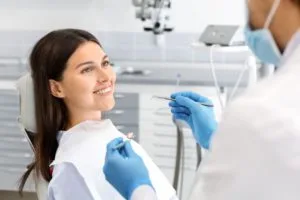 pretty-woman-looking-at-dentist-with-trust-2WZRL3X
