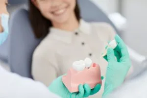 最新消息 5 dentist explaining tooth extraction 2021 09 24 03 53 50 utc 1