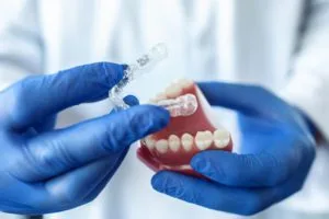最新消息 1 doctor hold an artificial model of the jaw with in 2021 08 28 20 06 39 utc 2