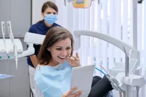 最新消息 6 happy middle aged woman with doctor dentist lookin 2021 12 13 15 41 51 utc 1