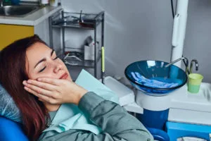最新消息 2 young woman suffering from a toothache while sitti ZEG9SKH